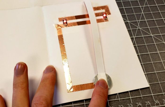 手把手教你制作会发光的节日贺卡,无需按钮自动点亮-第35张图片-趣作屋 手把手教你制作会发光的节日贺卡,无需按钮自动点亮-第35张图片-趣作屋