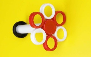 塑料瓶创意再利用教程：制作牙刷架、绳子、绳花和幼儿玩具
