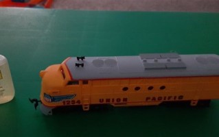 火车模型维修技巧：用润滑油解决电压不稳定问题