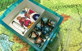 低成本自制桌游新手礼包教程，含骰子收纳盒和可擦写立牌