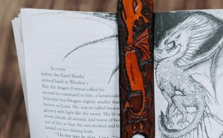 旧皮带手工改造：教你制作《驯龙高手》书签