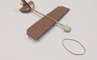 用竹签和纸板DIY能飞30米的滑翔机，超详细手工教程