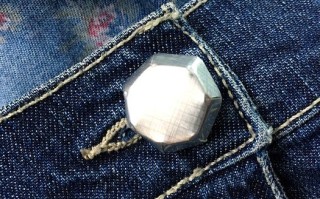 易拉罐改造教程：自制带孔纽扣指南