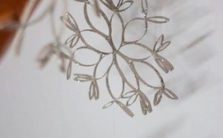 用回收材料制作闪闪发光的雪花装饰教程