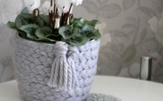 低成本DIY花盆装饰教程，用毛线编织打造温馨风格