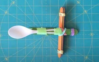 简单材料制作弹射器教程