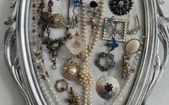 用旧框自制复古珠宝展示墙