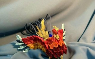 菲律宾卷草纹纸艺教程：手工制作幸运彩绘公鸡装饰