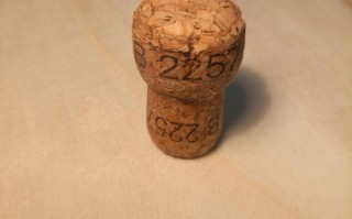 用酒瓶软木塞修复轮子衬垫的环保教程