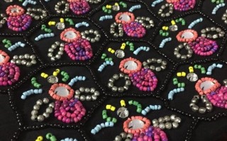手工刺绣珠片手拿包DIY教程：详细步骤教你制作个性化蜜蜂图案手拿包
