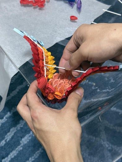 菲律宾卷草纹纸艺教程：手工制作幸运彩绘公鸡装饰-第12张图片-趣作屋