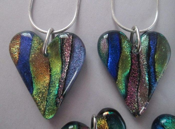 手把手教你用废玻璃制作独特二向色吊坠-第1张图片-趣作屋 手把手教你用废玻璃制作独特二向色吊坠-第1张图片-趣作屋