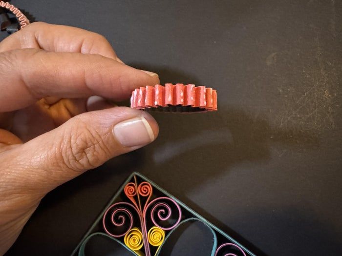 超实用手工教程：用彩色卡纸制作立体卷纸装饰品-第35张图片-趣作屋