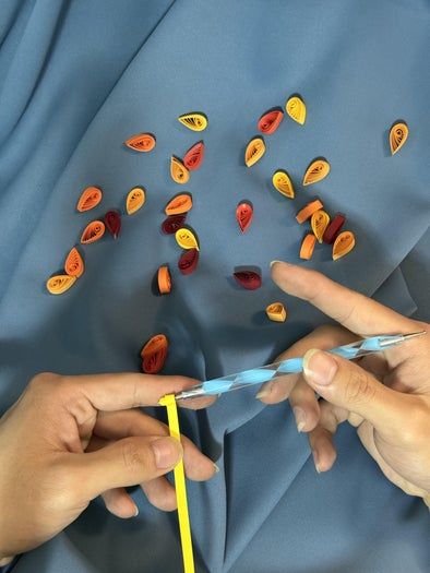 菲律宾卷草纹纸艺教程：手工制作幸运彩绘公鸡装饰-第9张图片-趣作屋