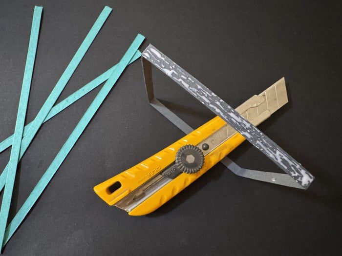 超实用手工教程：用彩色卡纸制作立体卷纸装饰品-第9张图片-趣作屋