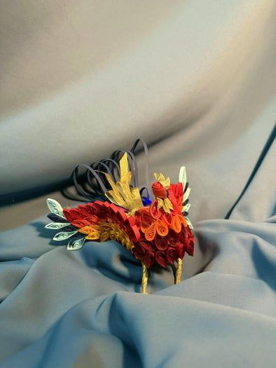 菲律宾卷草纹纸艺教程：手工制作幸运彩绘公鸡装饰-第1张图片-趣作屋