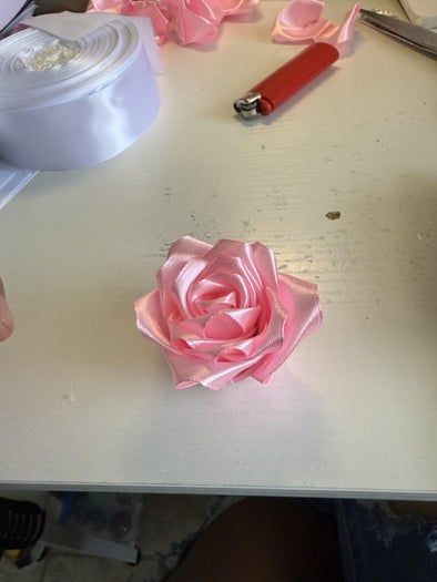 丝带手工玫瑰制作教程,简单易学永不凋谢-第1张图片-趣作屋 丝带手工玫瑰制作教程,简单易学永不凋谢-第1张图片-趣作屋