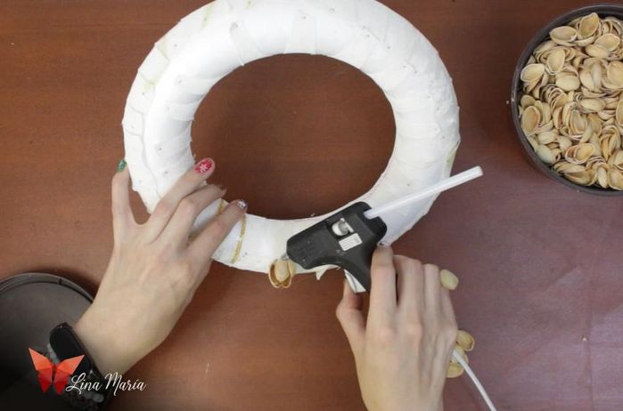 低成本开心果壳圣诞花环DIY教程-第15张图片-趣作屋