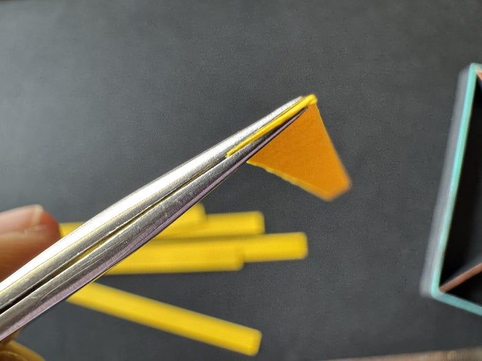 超实用手工教程：用彩色卡纸制作立体卷纸装饰品-第20张图片-趣作屋