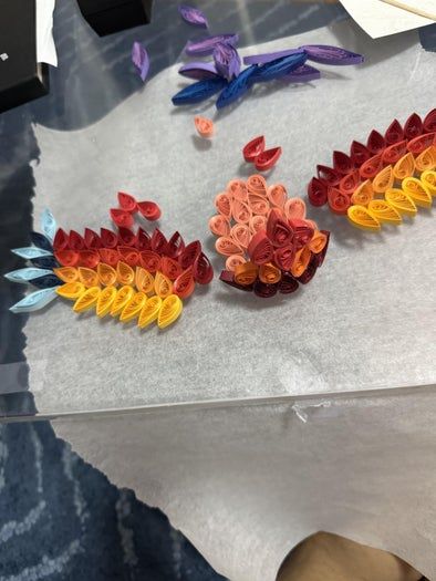 菲律宾卷草纹纸艺教程：手工制作幸运彩绘公鸡装饰-第11张图片-趣作屋