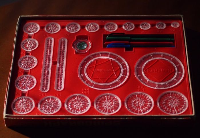 手工绘制万花尺图案的创意玩法与上色技巧-第2张图片-趣作屋