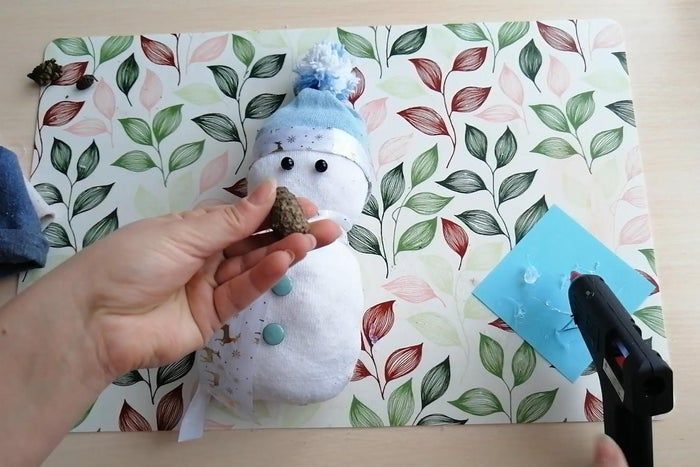 轻松DIY！用袜子棉花制作可爱毛线球雪人-第16张图片-趣作屋