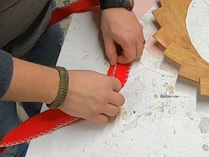 废旧木条巧变花环装饰教程-第37张图片-趣作屋