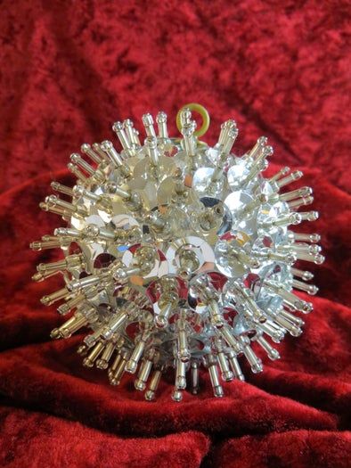 DIY新冠圣诞挂饰教程：闪亮银色装饰轻松搞定-第2张图片-趣作屋