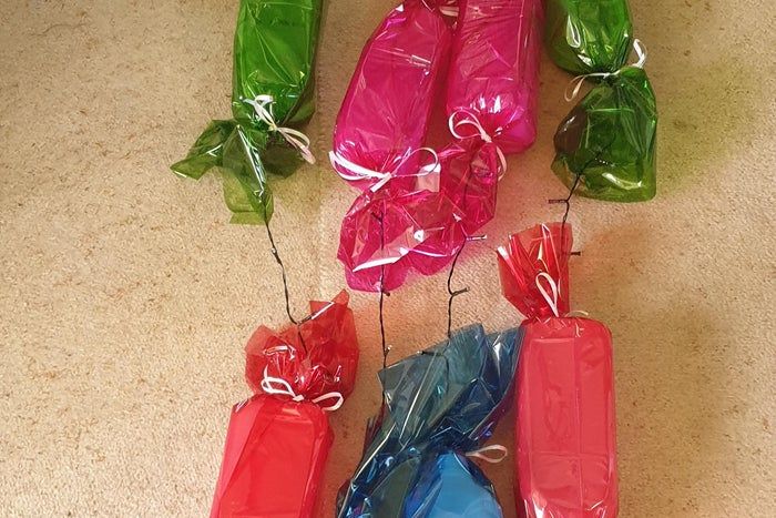 圣诞节创意装饰:太阳能牛奶瓶彩灯制作指南-第10张图片-趣作屋 圣诞节创意装饰:太阳能牛奶瓶彩灯制作指南-第10张图片-趣作屋