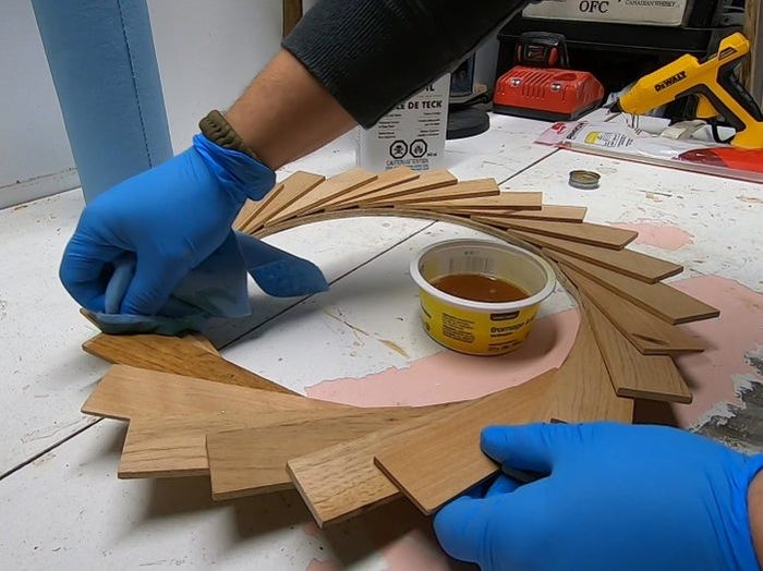 废旧木条巧变花环装饰教程-第20张图片-趣作屋