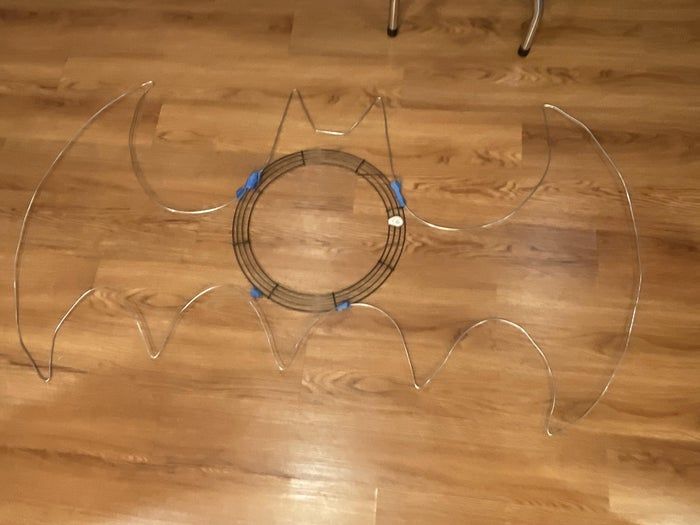 亲子DIY教程：轻松制作蝙蝠侠主题花环-第7张图片-趣作屋