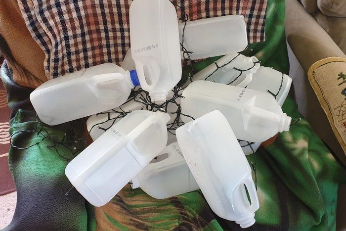 圣诞节创意装饰:太阳能牛奶瓶彩灯制作指南-第7张图片-趣作屋 圣诞节创意装饰:太阳能牛奶瓶彩灯制作指南-第7张图片-趣作屋