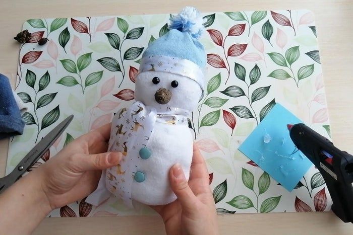 轻松DIY！用袜子棉花制作可爱毛线球雪人-第17张图片-趣作屋