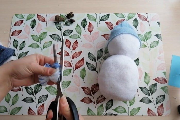 轻松DIY！用袜子棉花制作可爱毛线球雪人-第11张图片-趣作屋