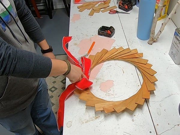 废旧木条巧变花环装饰教程-第46张图片-趣作屋