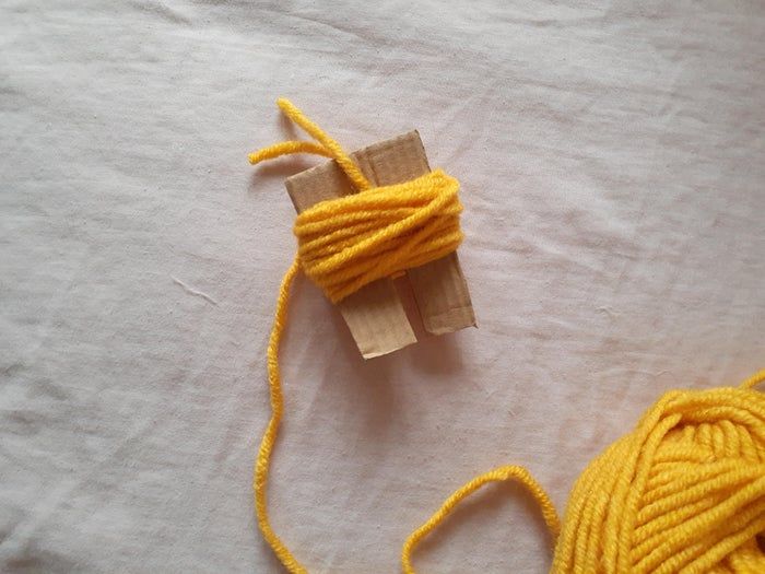 手把手教你制作毛线球花环装饰品-第4张图片-趣作屋