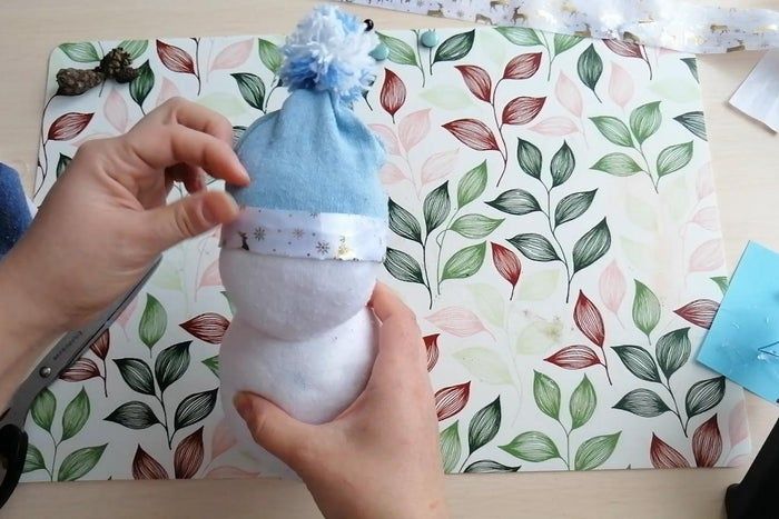 轻松DIY！用袜子棉花制作可爱毛线球雪人-第12张图片-趣作屋