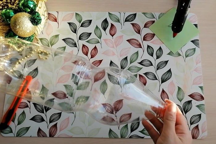 用塑料瓶制作圣诞铃铛的简易教程-第2张图片-趣作屋