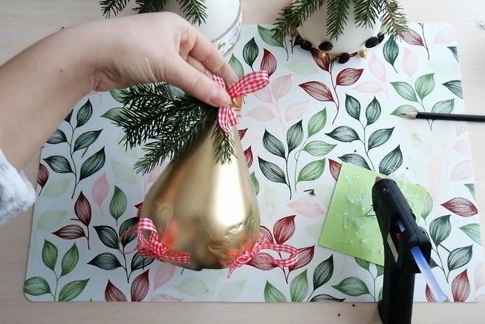 用塑料瓶制作圣诞铃铛的简易教程-第18张图片-趣作屋