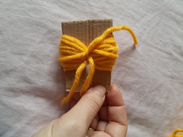 手把手教你制作毛线球花环装饰品-第5张图片-趣作屋