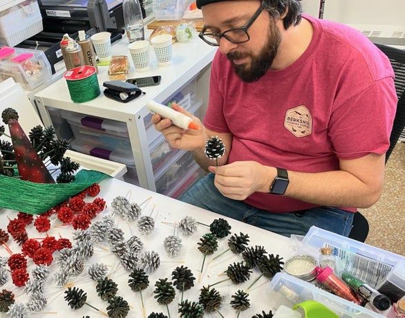 城市居民也能做的趣味松果花环手工教程-第12张图片-趣作屋