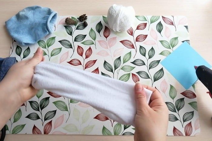 轻松DIY！用袜子棉花制作可爱毛线球雪人-第2张图片-趣作屋