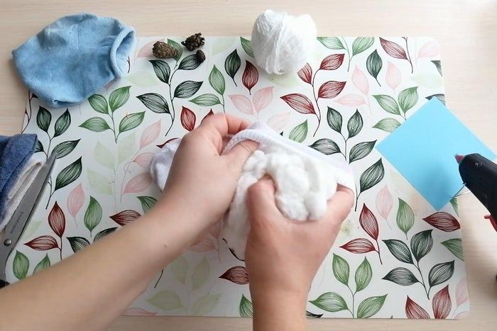 轻松DIY！用袜子棉花制作可爱毛线球雪人-第4张图片-趣作屋