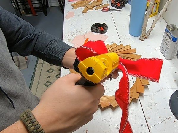 废旧木条巧变花环装饰教程-第45张图片-趣作屋