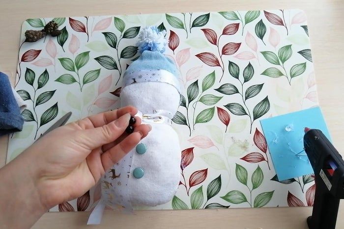 轻松DIY！用袜子棉花制作可爱毛线球雪人-第15张图片-趣作屋