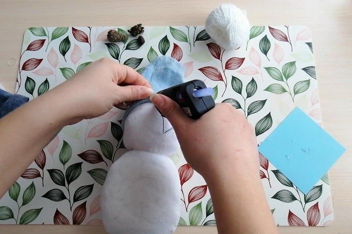 轻松DIY！用袜子棉花制作可爱毛线球雪人-第6张图片-趣作屋