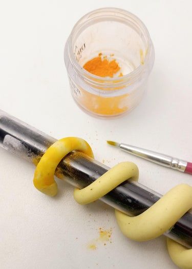 DIY黏土蛇形发饰教程-6步打造独特爬宠造型-第14张图片-趣作屋