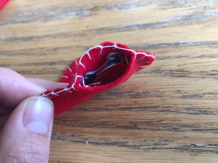 手工制作发光心形布艺教程：用导电线与LED打造个性饰品-第13张图片-趣作屋