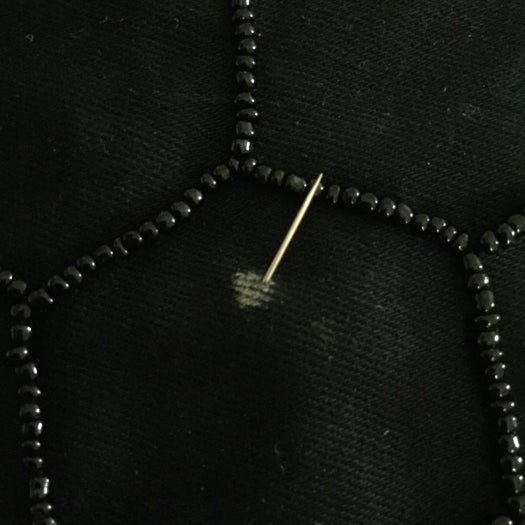 手工刺绣珠片手拿包DIY教程:详细步骤教你制作个性化蜜蜂图案手拿包-第12张图片-趣作屋 手工刺绣珠片手拿包DIY教程:详细步骤教你制作个性化蜜蜂图案手拿包-第12张图片-趣作屋