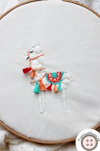 手工刺绣羊驼教程:从毛衣改造到创意手提包装饰-第1张图片-趣作屋 手工刺绣羊驼教程:从毛衣改造到创意手提包装饰-第1张图片-趣作屋